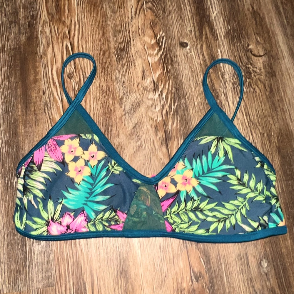 Nature bathing suit top size M.